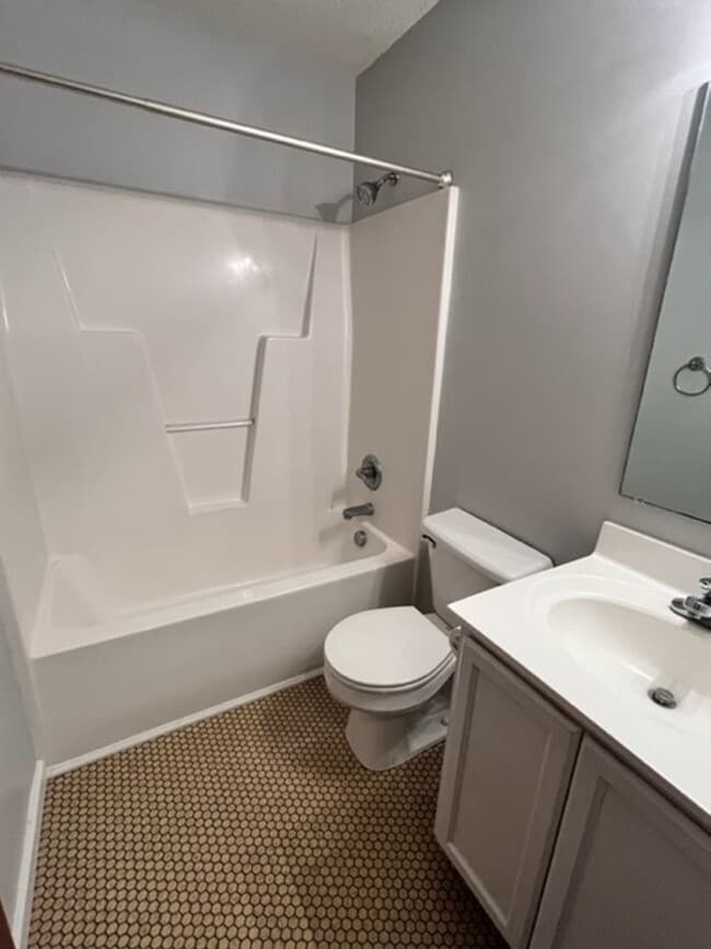 Building Photo - Three Bedroom in WILLOW RUN!