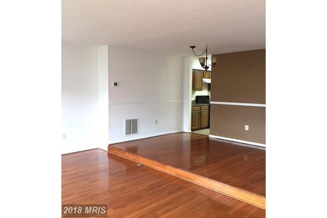 Building Photo - SPACIOUS END  UNIT TH