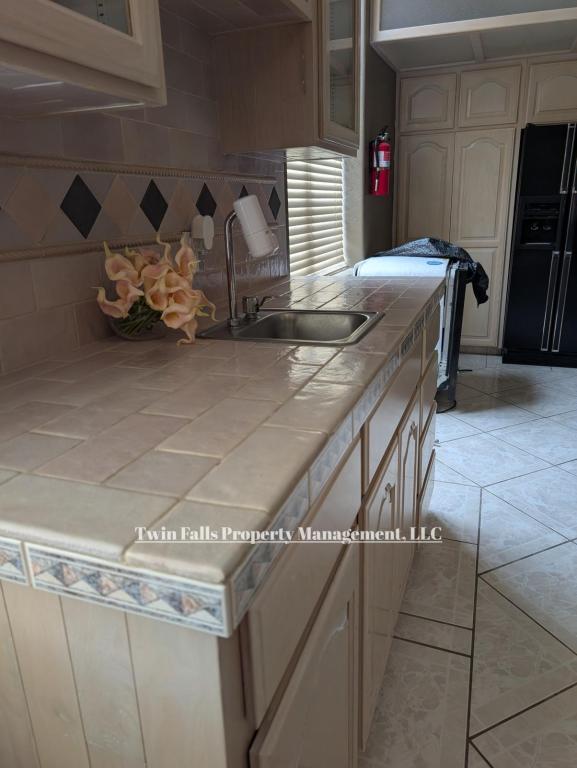 Building Photo - 917 Main St