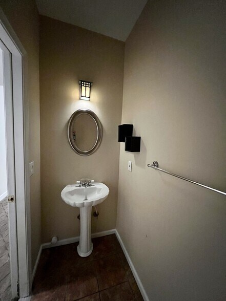 Building Photo - 116 Carriage Ct
