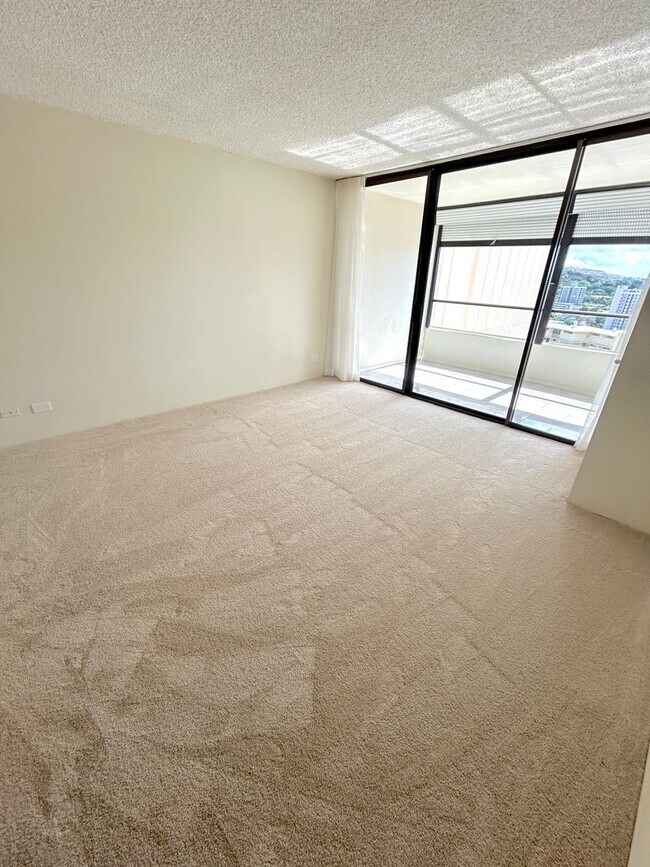 Building Photo - Available Now - High Floor Studio Apartmen...