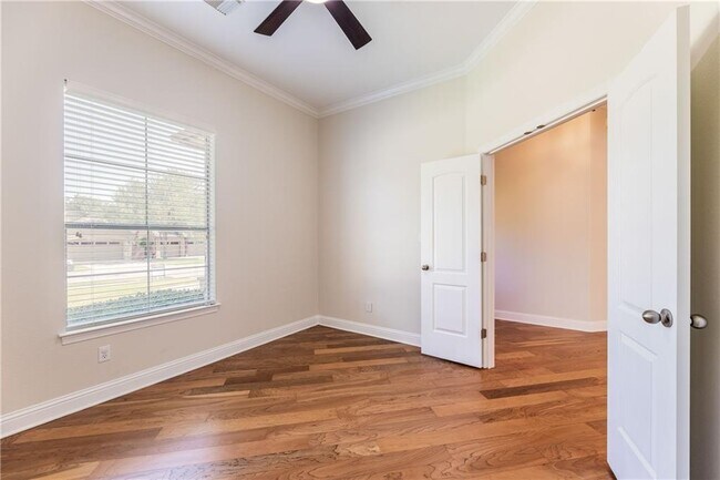 Building Photo - 4001 Sapphire Loop
