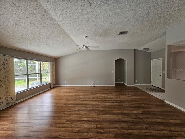 Building Photo - 2206 N Creek Ct