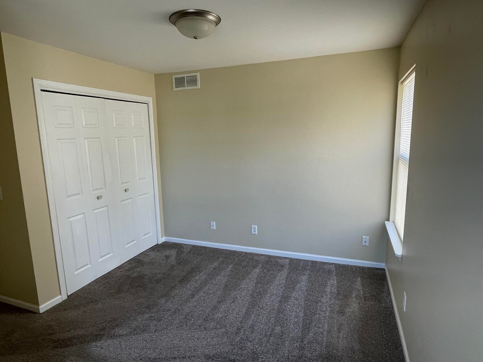 Building Photo - 1750 W Chrysler Dr
