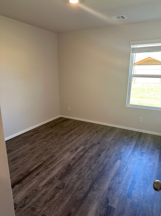 Building Photo - *NOW PRELEASING* Three Bedroom | Two Bath Home in Broken Arrow