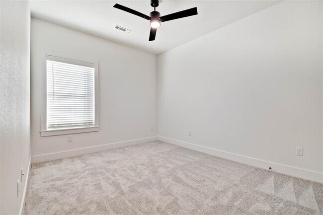 Building Photo - 20 Lochgilphead Ln