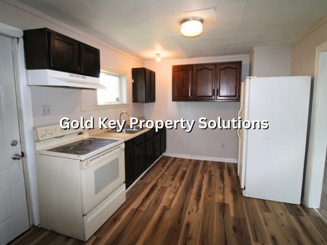 Building Photo - Updated 2 BR 1 BA House with New Flooring and Paint (SECTION 8 APPROVED)