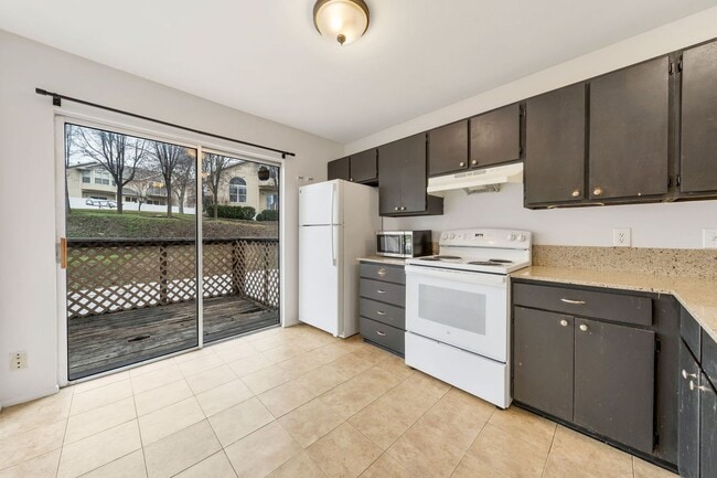 Building Photo - Murray Cul-de-sac Side by Side Duplex with New Carpet and Paint