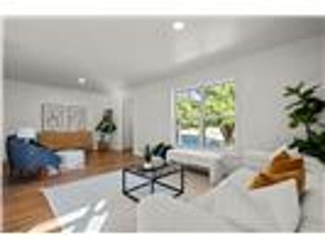 Building Photo - Beautifully Renovated 3-Bed, 2-Bath Home i...