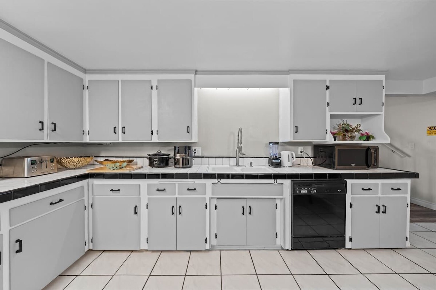 Building Photo - 10150 Sierra Madre Rd