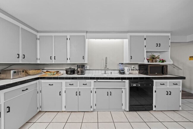 Building Photo - 10150 Sierra Madre Rd