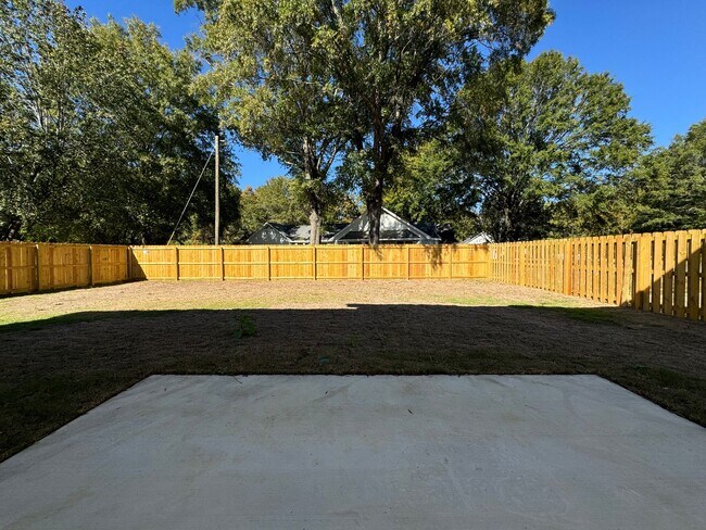 Building Photo - NEWER 4/2.5 House in Armuchee-$2,195