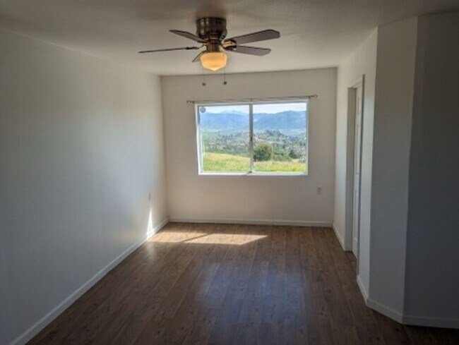Building Photo - Charming Hilltop Retreat with Breathtaking Mountain Views!!
