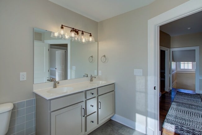 Building Photo - 796 Long Ln