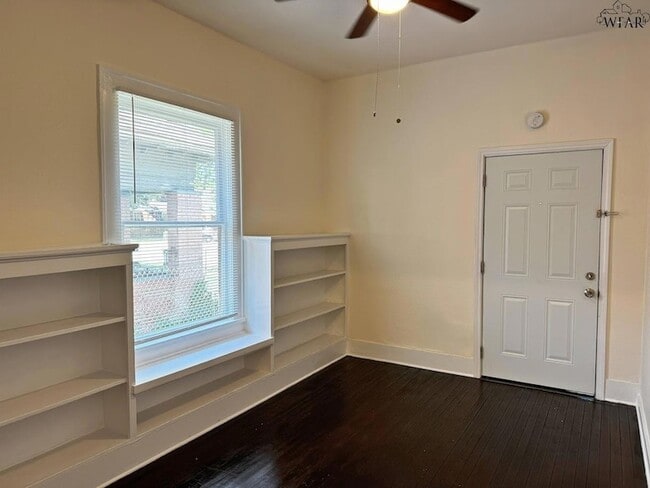 Building Photo - 2007 10th St