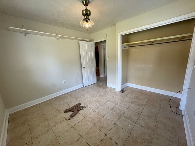 Building Photo - 3 Bed/1.5 Bath in Westland Plaza