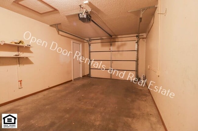 Building Photo - 5215 Vermont Ln