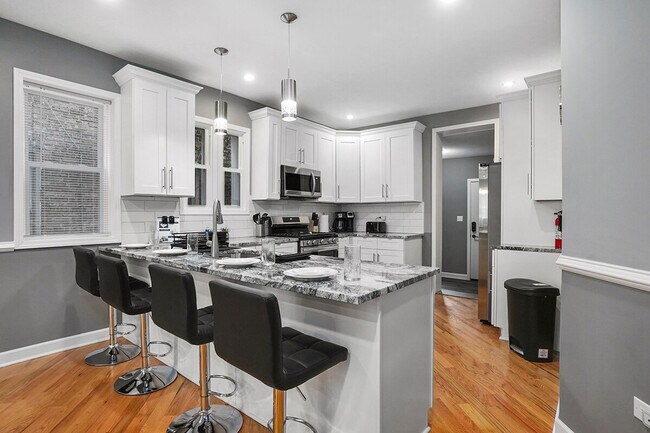 Building Photo - 8128 S King Dr