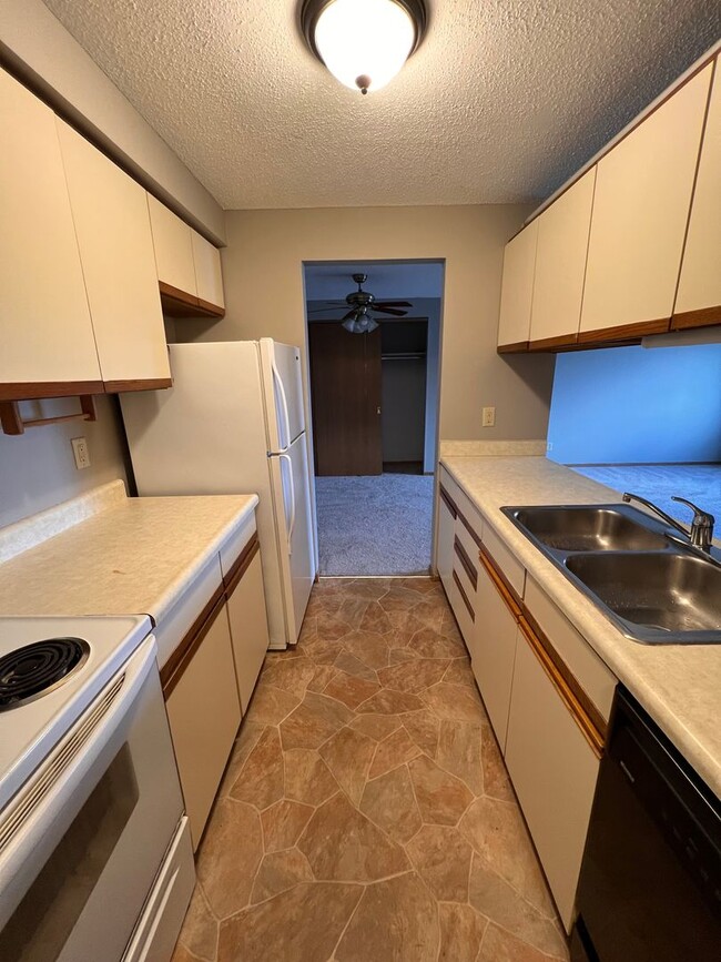 Building Photo - 2 BR 1ba on Benton Dr - Ready August 1st