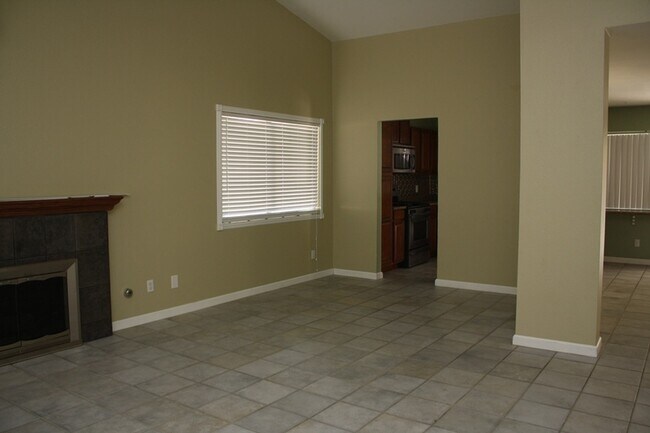 Building Photo - Fabulous 3 bedroom 2 bathroom Big Back Yard