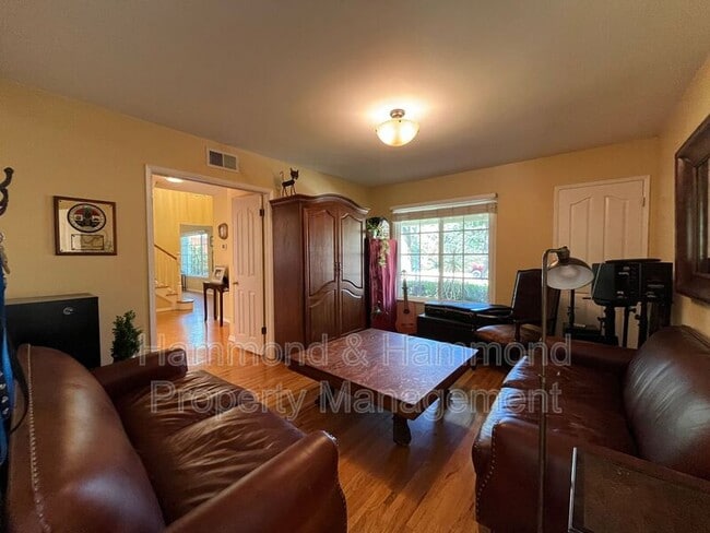 Building Photo - 8422 Fable Ave