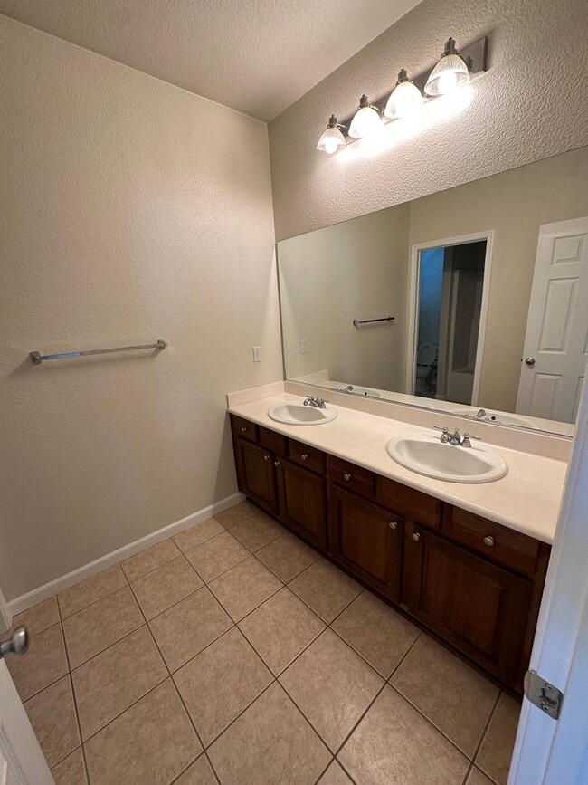 Building Photo - Beautiful 5 Bedroom, 3 Bath Mountain House...
