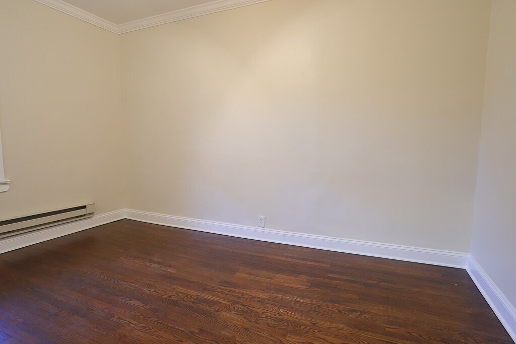 Building Photo - 709 W Roscoe St