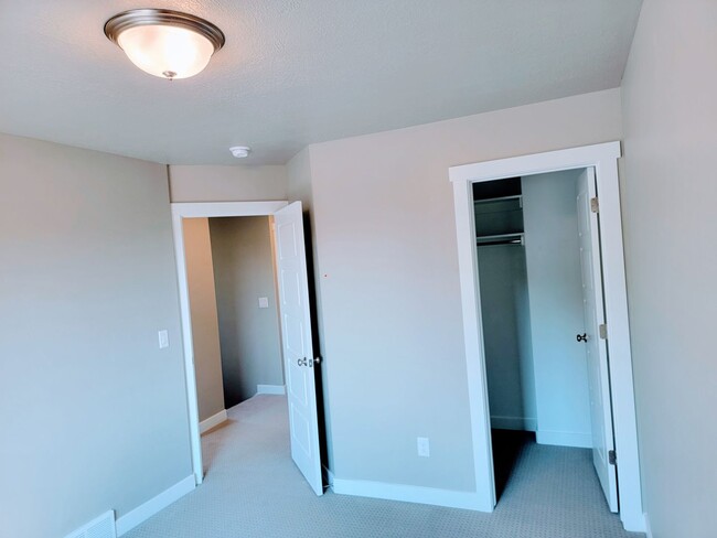 Building Photo - Gorgeous Townhome!!!