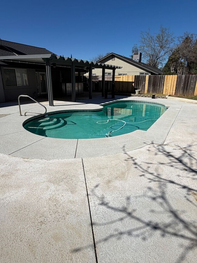 Building Photo - 4 Bedroom home in Ravenwood Estates