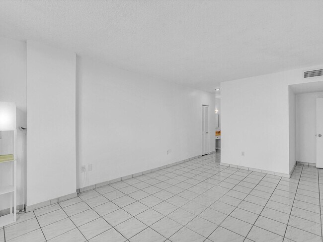 Building Photo - 500 Bayview Dr