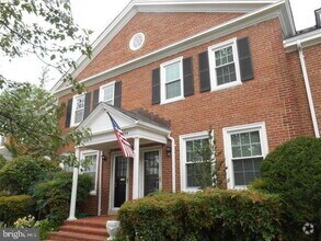 Building Photo - Charming Three-Level Fairlington Townhouse!