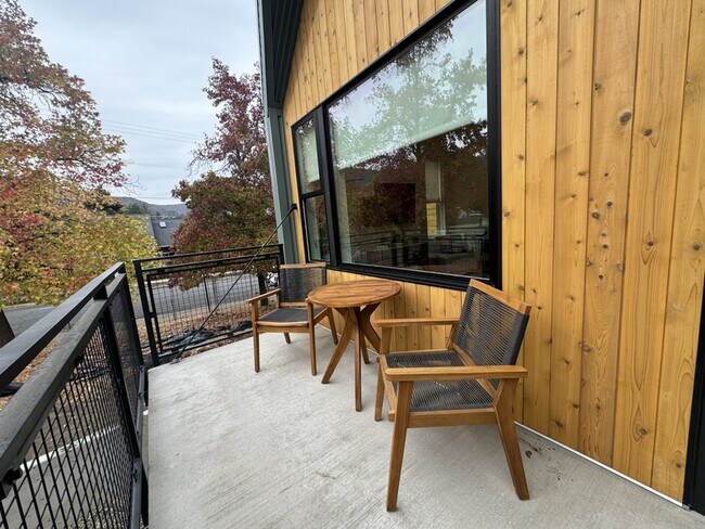 Building Photo - 168 Garfield St