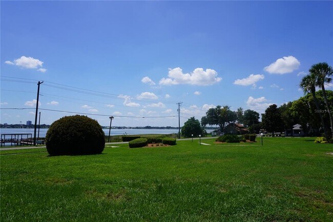 Building Photo - 333 N Lake Howard Dr