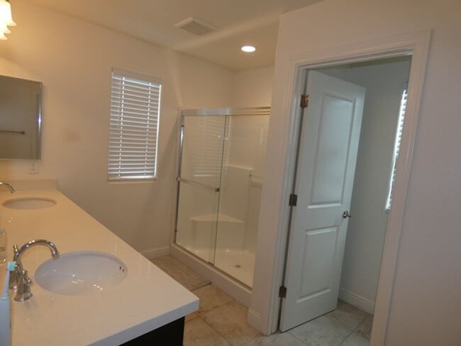 Building Photo - Fabulous Newer Home in Gated Santa Maria Community