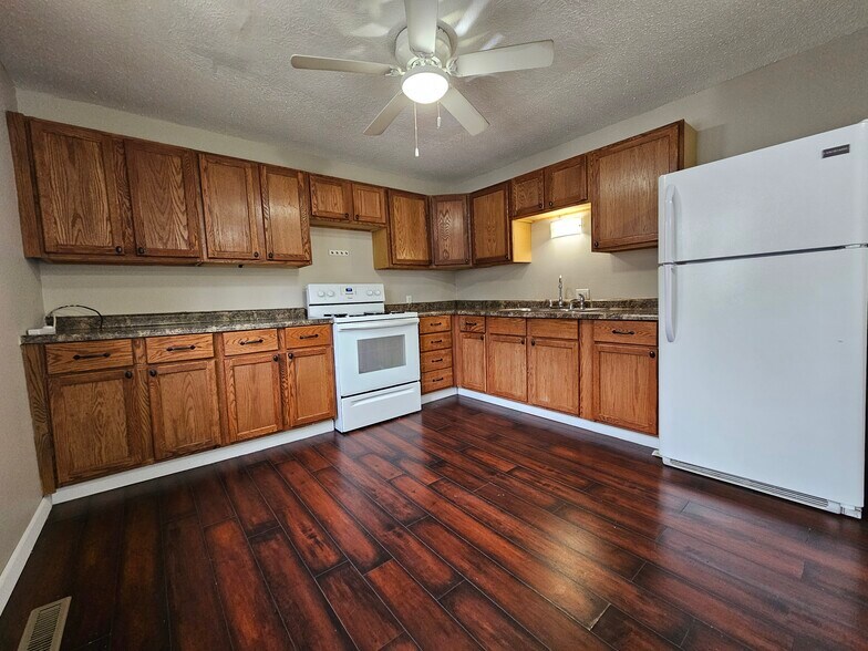 Building Photo - 107 W Park St