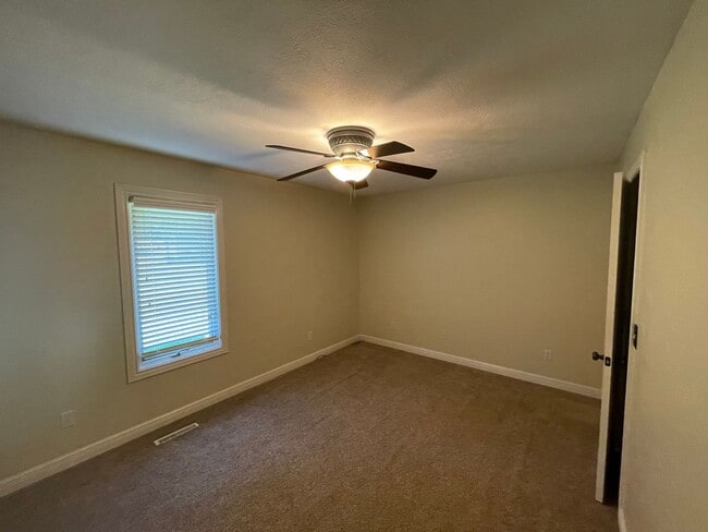 Building Photo - Very spacious 3 bed 2 bath 3 car garage!  ...