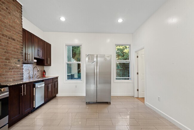 Building Photo - 17 Ravine Ave