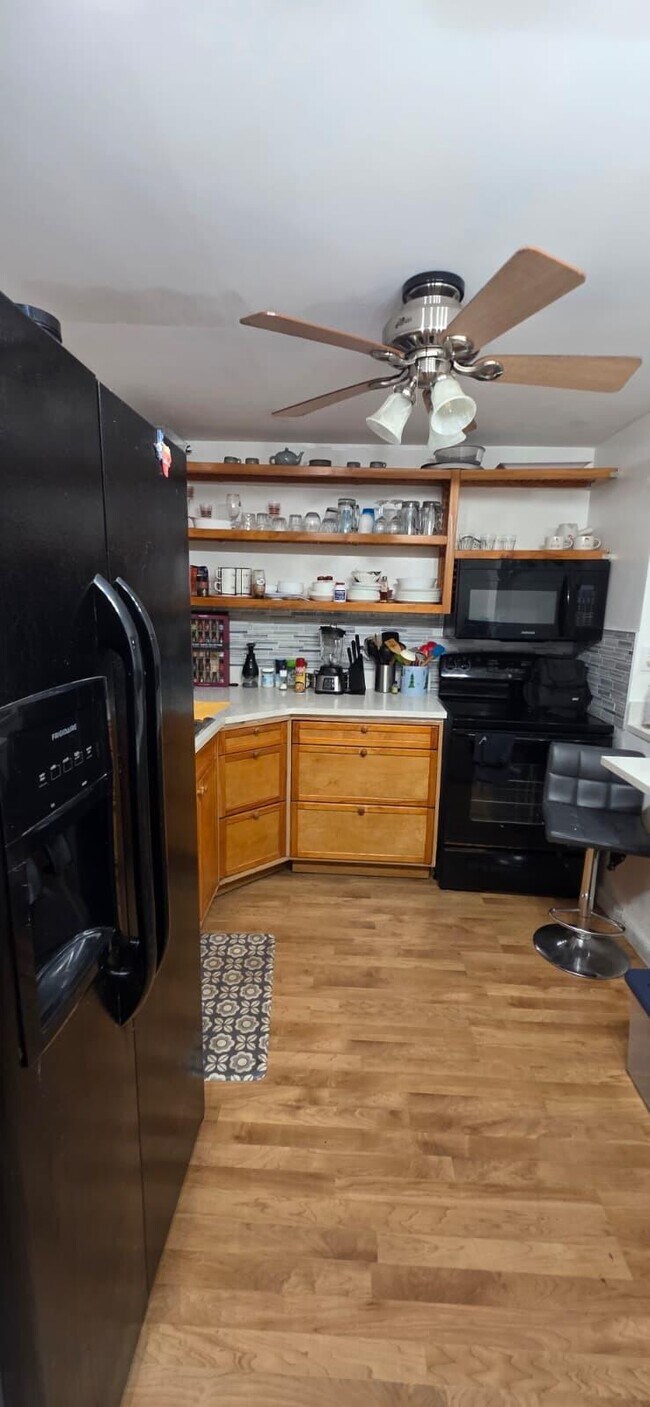 Building Photo - 725 Lori Dr