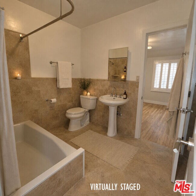 Building Photo - 418 S Roxbury Dr