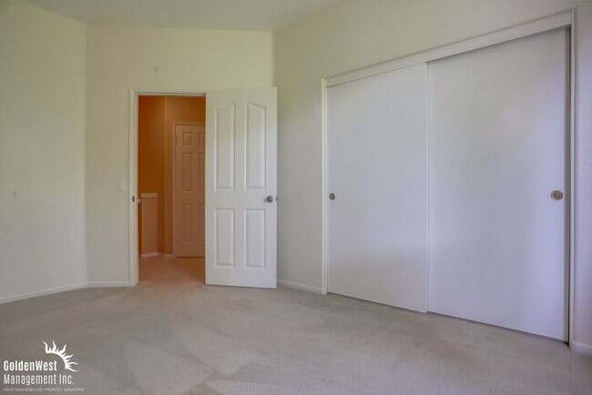 Building Photo - Stunning 3Bdm 2.5Ba Townhome in Carmel Valley