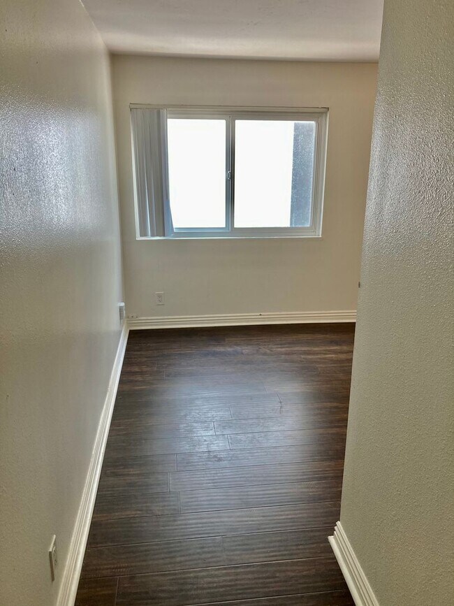 Building Photo - 1 Bedroom Just Blocks From the Ocean