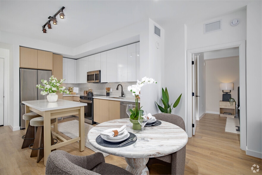 2BR, 2BA - 1088SF - Dining Area - Manor Biscayne