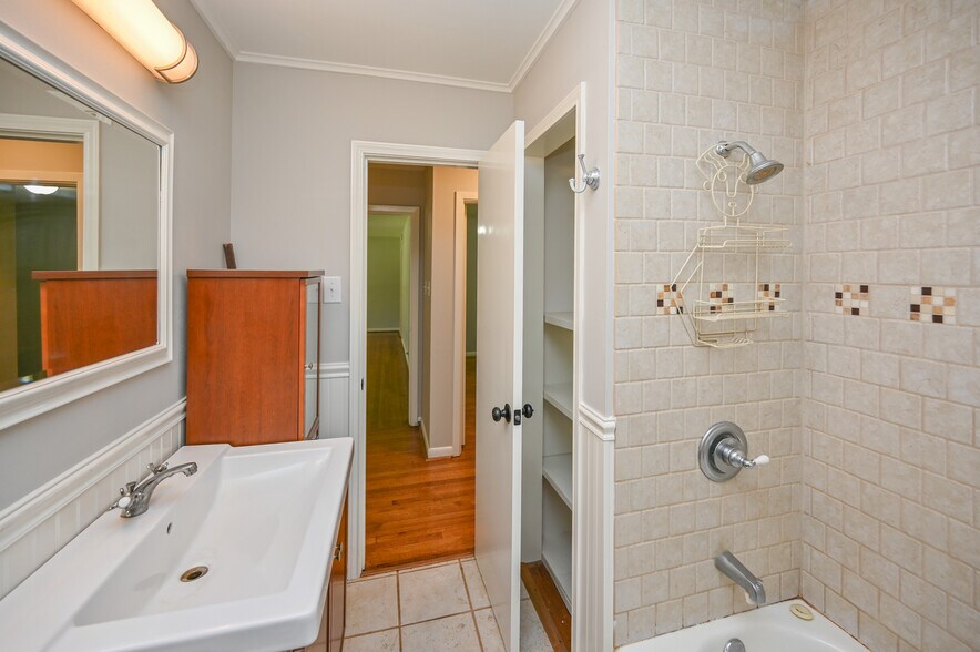 Building Photo - 1602 Sheridan Dr