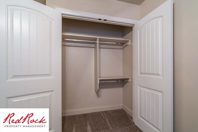 Building Photo - Beautiful Southgate Townhome!