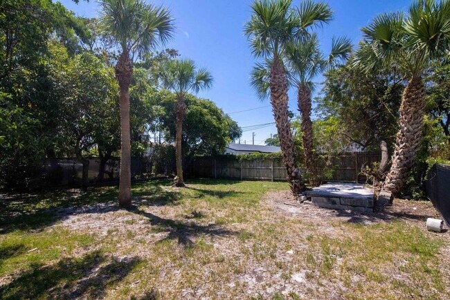 Building Photo - 915 3rd St