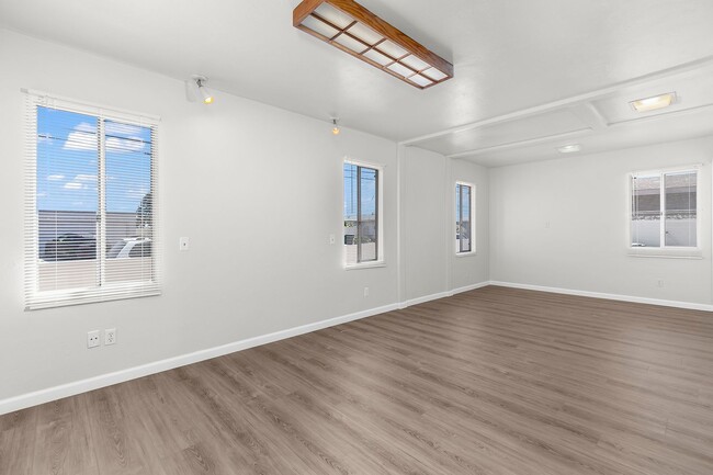 Building Photo - 4 Bedroom Home in Bay Park with Office and...