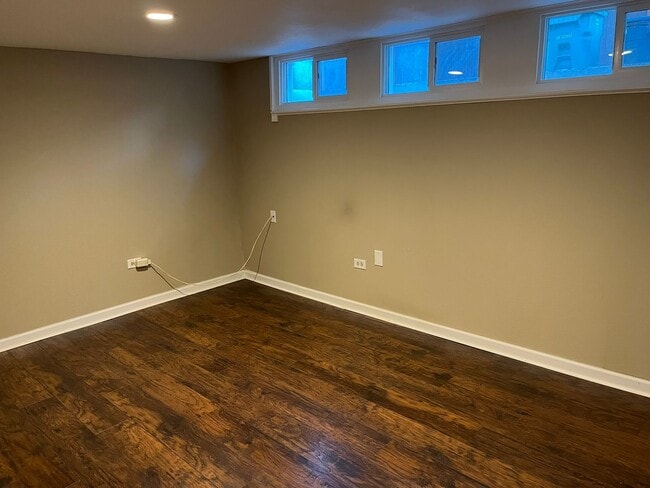 Building Photo - Urban Craftsman Gem!