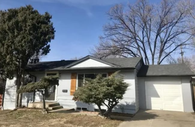 Building Photo - 2226 N Circle Dr