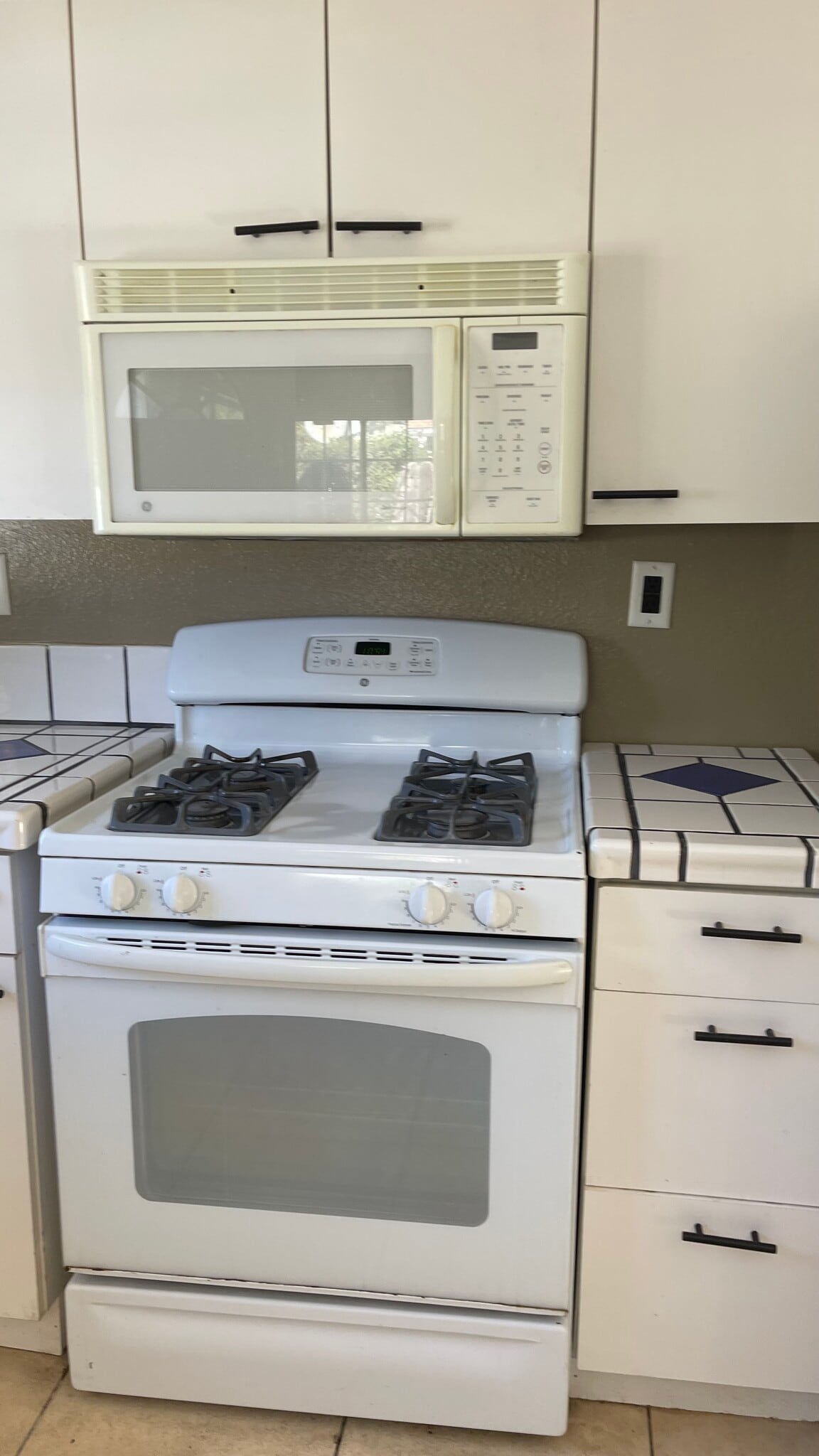 Kitchen - 13947 Meadow Ln