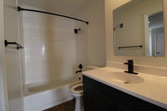 Building Photo - Updated 2 Bedroom 1.5 Bath Duplex In Olathe